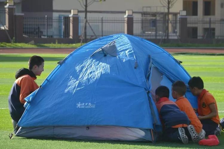 在学校门口放帐篷好还是休闲服好
